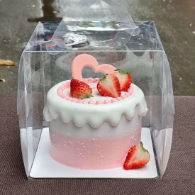 Bánh kem dâu tông hồng dễ thương kèm hộp trong suốt 